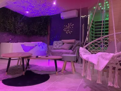 CinéSpa Lodge Bourgogne, love room à La Celle-Saint-Cyr
