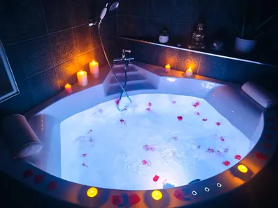 Le chalet romantique, SPA, Écran cinéma, Lit king size, day use, 10 min centre ville, photo 2