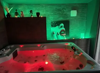 Au Domaine Insolite, love room à Parnans