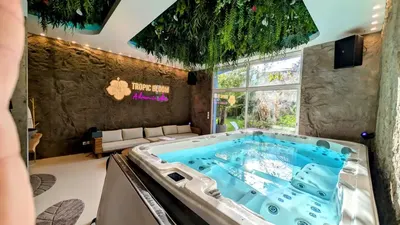 Tropic Bloom Spa & Cinema, love room à Vitry-sur-Seine