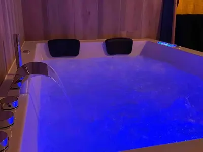 Studio Love Room avec Jacuzzi – Hébergement romantique et jacuzzi privé, photo 3