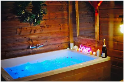 Le Chalet romantique, SPA XXL, Écran cinéma, Lit king size, cascade d'eau, 5 min centre ville, photo 2