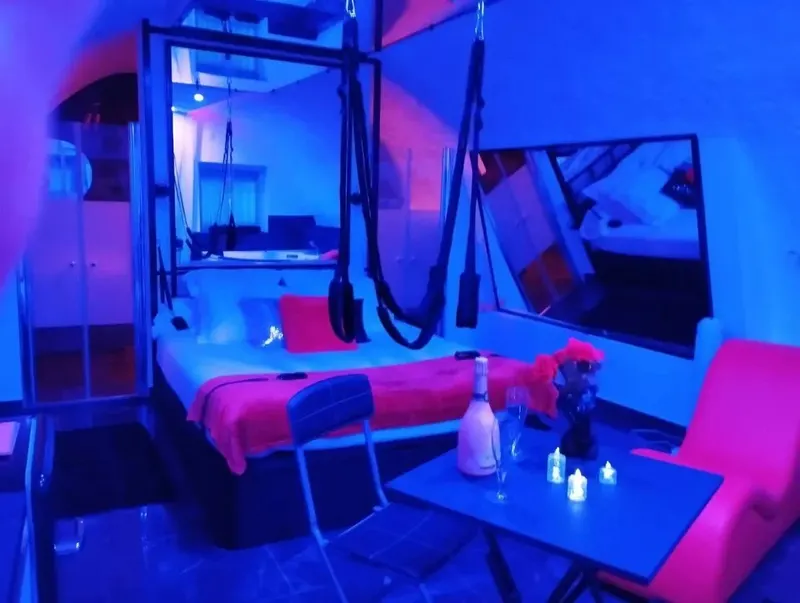 Suite Miroir – Love Room avec Jacuzzi Privatif | Séjour Romantique, love room à Marseille