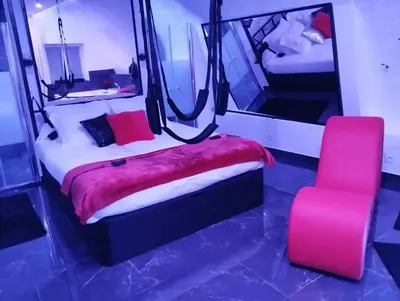 Suite Miroir – Love Room avec Jacuzzi Privatif | Séjour Romantique, photo 4