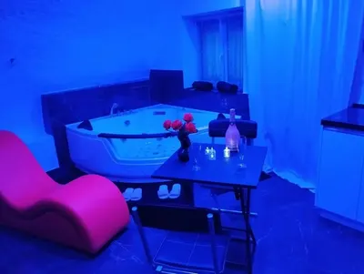 Suite Miroir – Love Room avec Jacuzzi Privatif | Séjour Romantique, photo 5