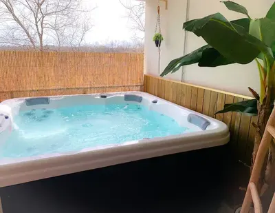 Le Cocon Rose Jacuzzi privé rêve et Douceur, love room à Belin-Béliet