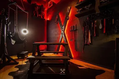 VELVET & LEATHER Loveroom - Secretroom - Sauna balnéo cinéma | par Fancy Rental, photo 2