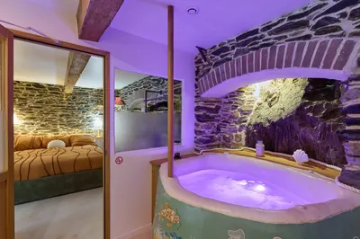 Le Calypso - Balnéo & Spa semi-troglodyte, love room à Collioure
