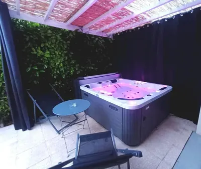 Cocon romantique avec jacuzzi extérieur, love room à Rosières-près-Troyes