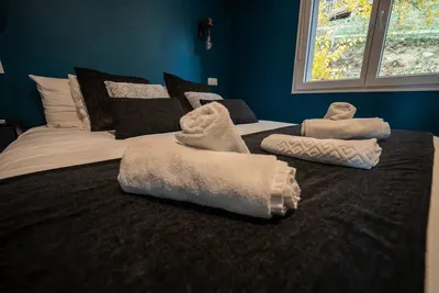 Suite romantique avec baignoire Balnéo en pleine montagne, photo 5