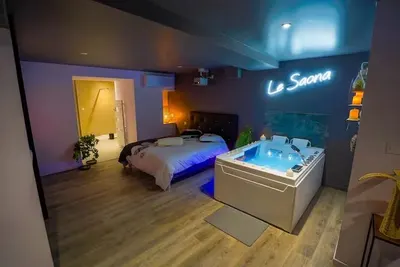 Balnéo et Cinéma Le Saona, love room à Bourg-en-Bresse