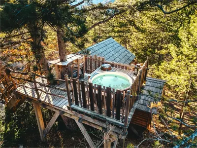 Cabane dans les arbres avec jacuzzi privatif - Épine Vinette, love room à Serres