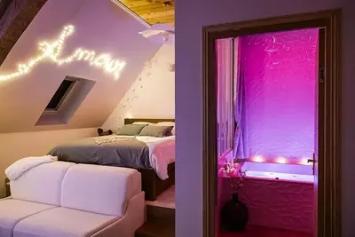 Mezzanine de l'Étoile – Suite avec Jacuzzi Privé, love room à Longmesnil