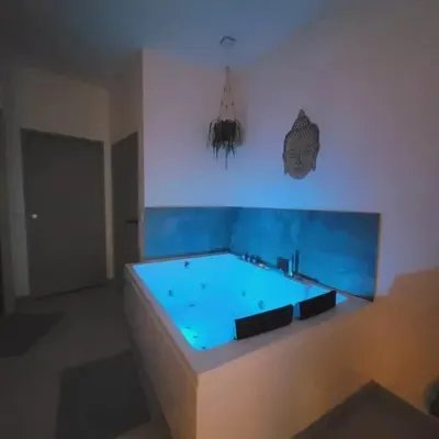 LA PROMENADE SUITE AND SPA, love room à Congénies