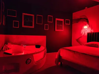La Volupté - Love room avec Jacuzzi - Sauna, photo 3