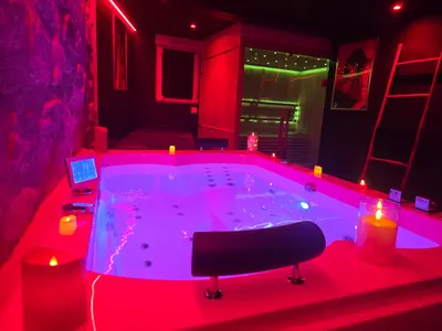 La Cachette Secrète – Maison romantique à Caen avec Balnéo et Sauna privatif, Normandie, love room à Caen