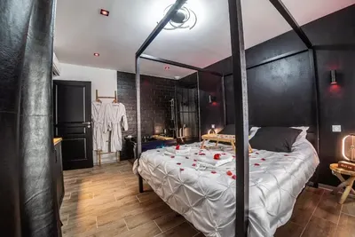 Luxueux séjour en couple à l'Appart Hotel GLAM88 Suites, love room à Remiremont