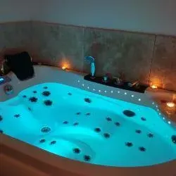 Le Mas Romantique - La Suite Zen, love room à Sénas