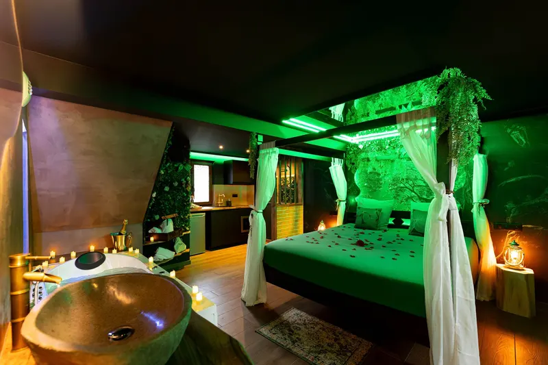 La Forêt Enchantée - Love Room à thème - Jacuzzi, photo 10