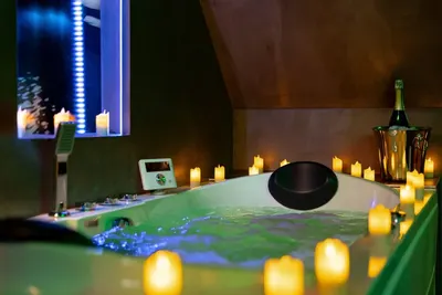 La Forêt Enchantée - Love Room à thème - Jacuzzi, love room à Schirrhein