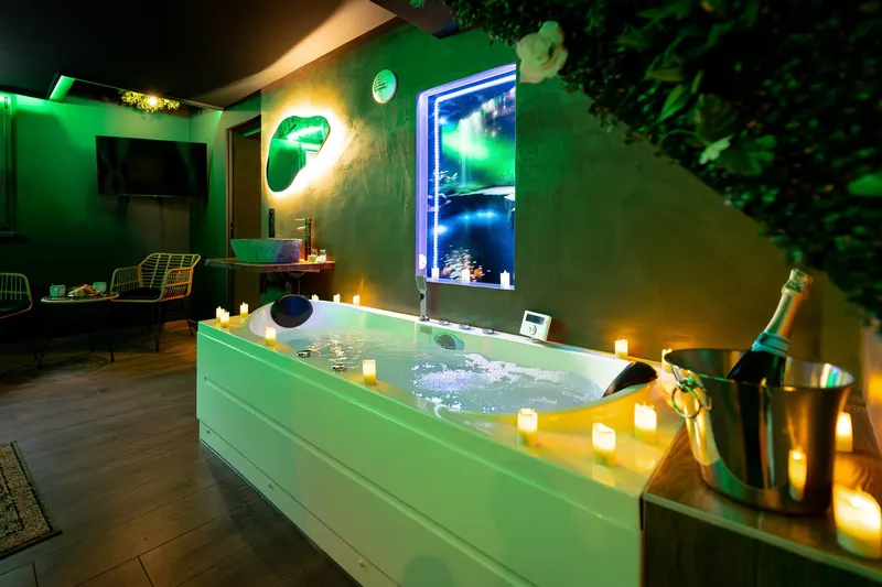 La Forêt Enchantée - Love Room à thème - Jacuzzi, photo 8