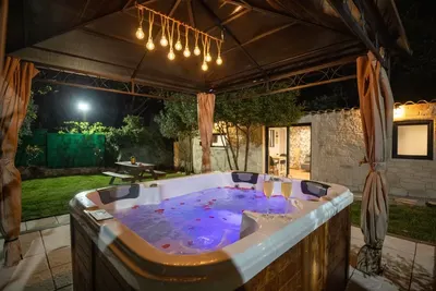 Ô Jacuzzi du Mazet, love room à Murles