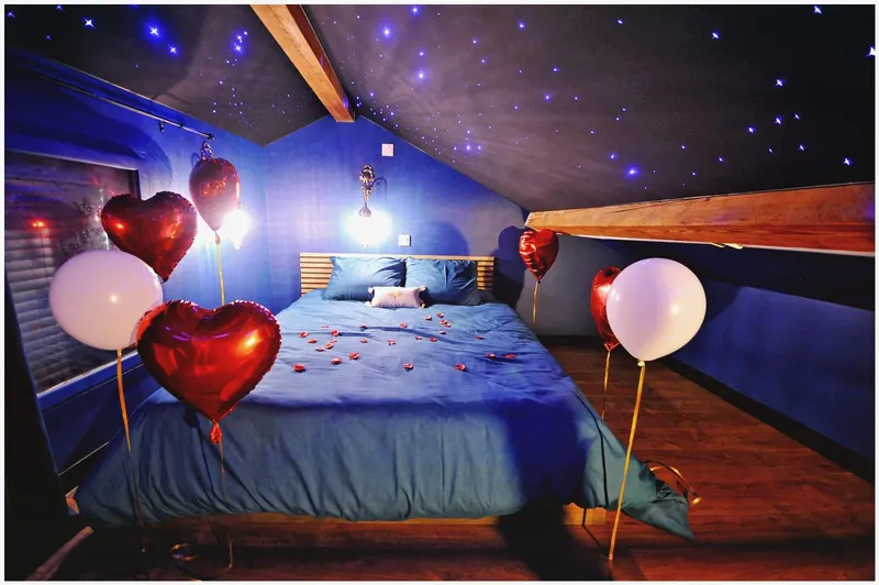 La Suite 7ième ciel étoilé, SPA XXL, Lit sous les étoiles, 5 min centre ville, love room à Bourgoin-Jallieu