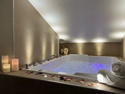 Cocon Blanc câlin - Jacuzzi privatif- Love Room, love room à Saint-Étienne