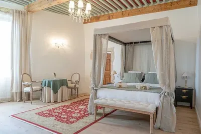 La Tour des Remparts, love room à Rochemaure