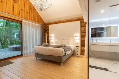 Le Moulin de la Jarousse - Chalet Suite et Spa, love room à Angoisse