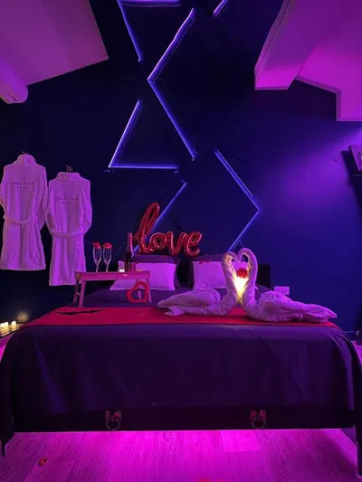 Suite Craz'in Love room en Camargue – Jacuzzi et Cinéma, love room à Beaucaire