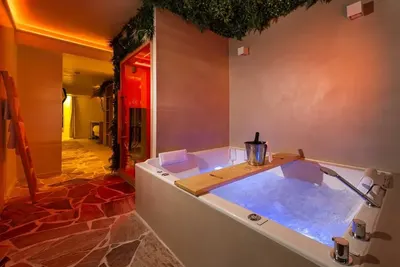 Minamina Suite Sierra - chambre avec jacuzzi privatif, love room à Roquefort-la-Bédoule