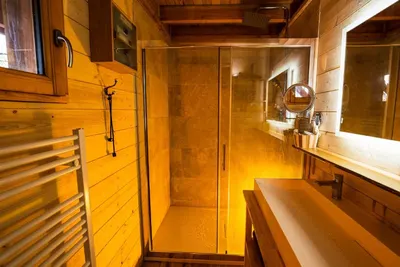 Charmante Cabane dans les arbres avec jacuzzi et sauna, photo 4