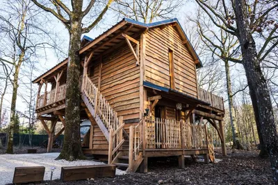 Charmante Cabane dans les arbres avec jacuzzi et sauna, love room à Boismorand