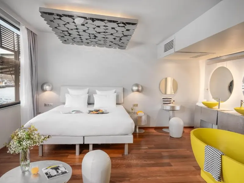 Off Tower Hotel, love room à Paris
