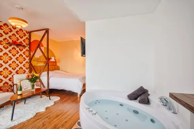 Suite année 70 - Jacuzzi privé - Caen, love room à Caen