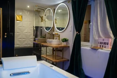 Love Room Élégante – Spa Privatif et Extérieur Cosy, photo 2