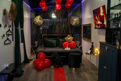 Love Room Élégante – Spa Privatif et Extérieur Cosy, love room à Goussainville