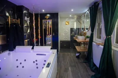 Love Room Élégante – Spa Privatif et Extérieur Cosy, photo 3