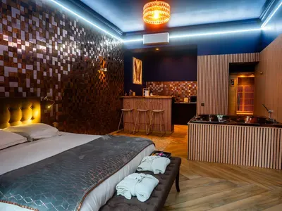 Le Voluptueux – Sauna et Jacuzzi au Centre-Ville | Détente et Bien-être, love room à Angers