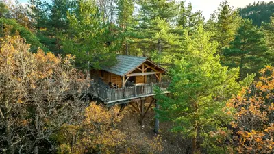 Cabane dans les arbres avec jacuzzi privatif - Bois d'Arambe, love room à Serres