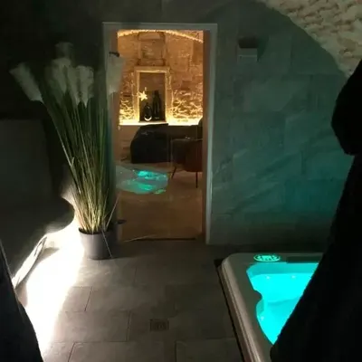 Charme discret de jaccuzi & spa des caves Stanislas, love room à Nancy