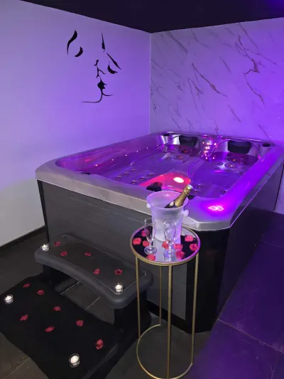 Avec Toi suites spa : LA SECRETE, love room à Barlin