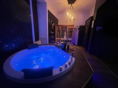 SUITE KASSIOPEE, romantisme, balnéo, sauna, love room à Quimperlé