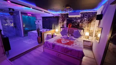 L'Aurore Love Room Prestige avec Jacuzzi, Sauna, Piscine Chauffée, love room à Carpentras