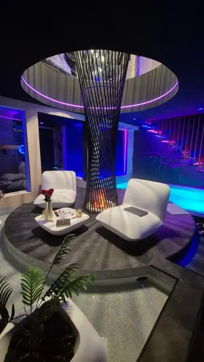 Suite de luxe érotique chic - séjour glamour et sensuel, love room à Coursan