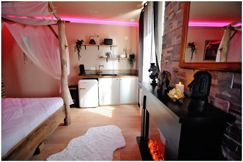 Duplex Safari jusqu'à 4 personnes, Spa XXL, day use, cinéma, cascade et lit sous les arbres, 5 min centre ville, photo 6