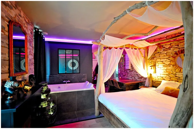 Duplex Safari jusqu'à 4 personnes, Spa XXL, day use, cinéma, cascade et lit sous les arbres, 5 min centre ville, love room à Bourgoin-Jallieu