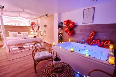 La Gioya - Love Room avec Jacuzzi et Baldaquin, love room à La Seyne-sur-Mer