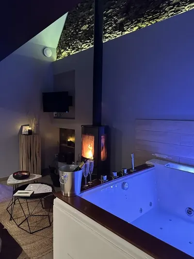 Les Échappées Romantiques- La Petite Maison, love room à Grandchamps-des-Fontaines